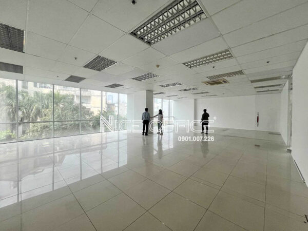 Khách hàng đi xem mặt bằng trống tại tòa nhà Copac Square
