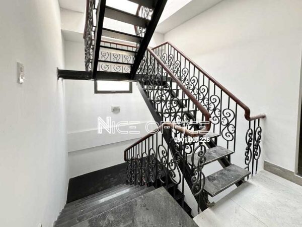 Lối thang bộ tai tòa nhà Gold Star Phổ Quang