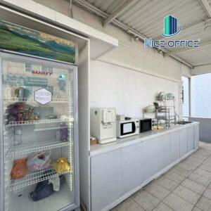 Khu vực pantry tại sân thượng Toong Phạm Ngọc Thạch