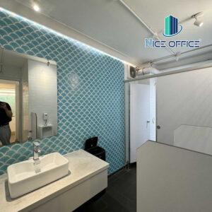 Nhà vệ sinh tại mỗi tầng tại Toong Phạm Ngọc Thạch