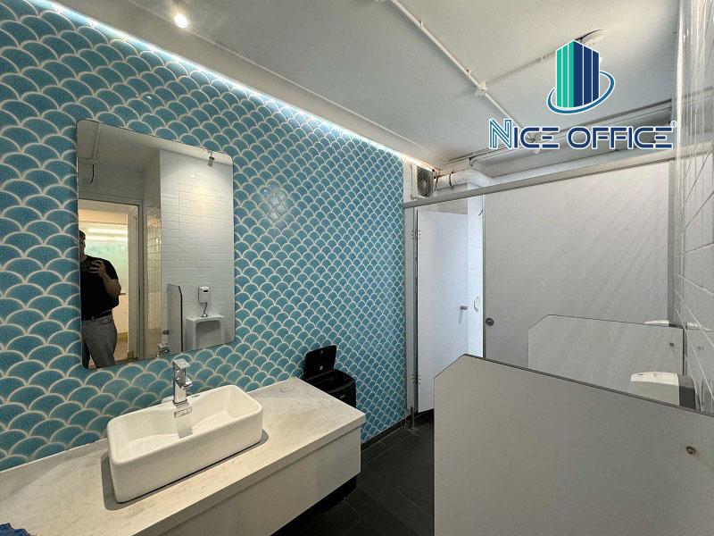 Nhà vệ sinh tại mỗi tầng tại Toong Phạm Ngọc Thạch