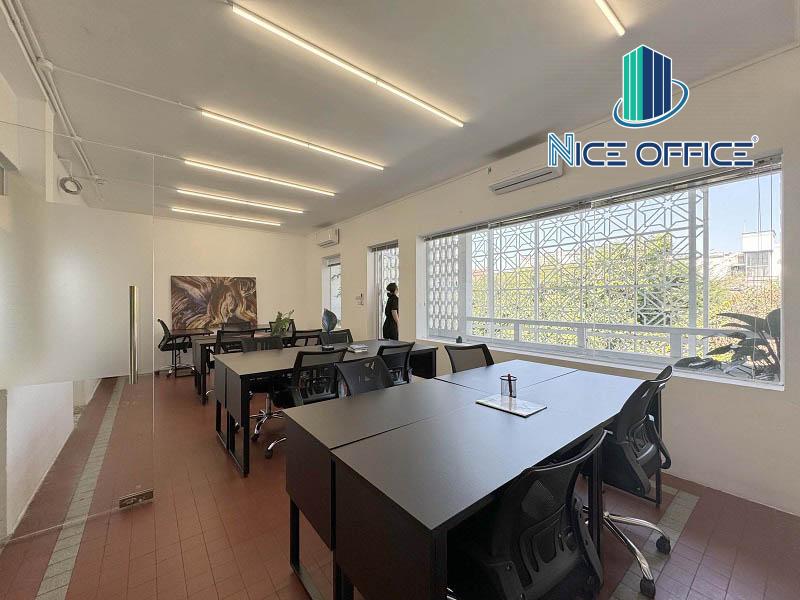 Phòng làm việc tại Toong Phạm Ngọc Thạch được trang bị đầy đủ bàn ghế