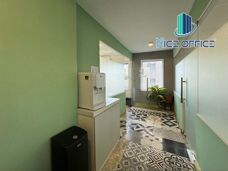 Tại mỗi tầng đều có máy nước nóng lạnh Toong Phạm Ngọc Thạch