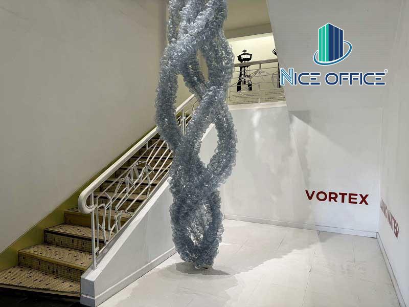 Thang di chuyển lên các tầng Toong quận 1