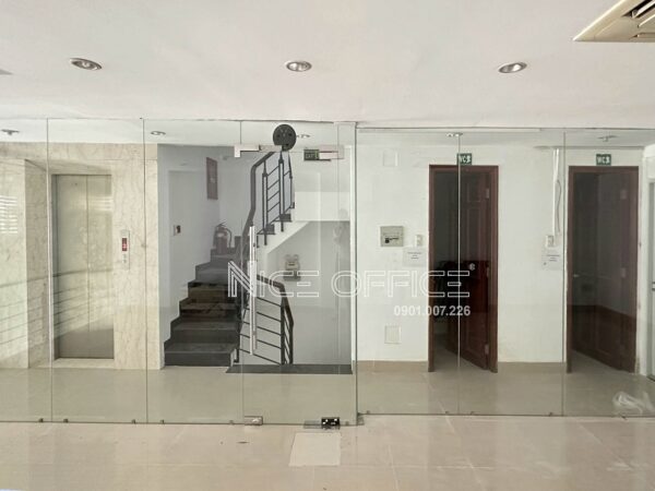 Hai thang máy tại tòa nhà Win Tower