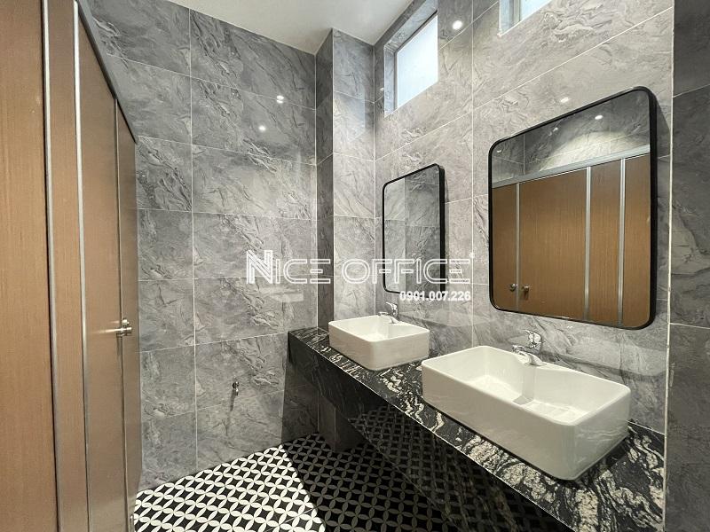 nha-ve-sinh-tai-moi-tang-toa-nha-more-cach-mang-thang-tam