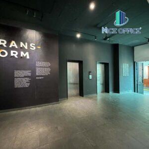 Hai thang máy tại Toong 126 Minh Khai