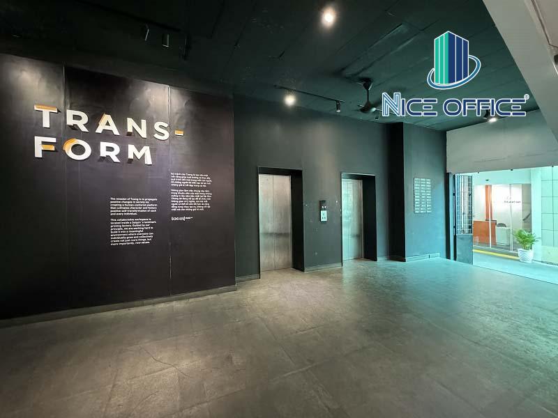 Hai thang máy tại Toong 126 Minh Khai