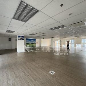 Khách hàng đi khảo sát mặt bằng trống tại tòa nhà G8 Golden Building Trần Cao Vân