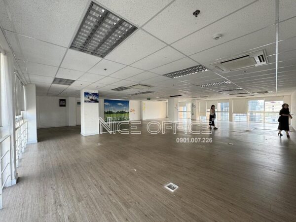 Khách hàng đi khảo sát mặt bằng trống tại tòa nhà G8 Golden Building Trần Cao Vân