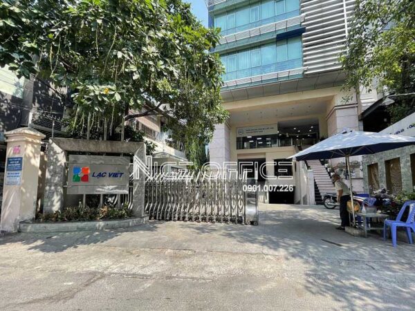 Khuôn viên phía trước tòa nhà Lạc Việt Building