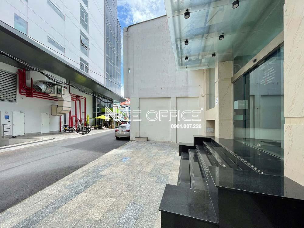 khuon-vien-phia-truoc-toa-nha-zeta-building-nguyen-van-troi (2)