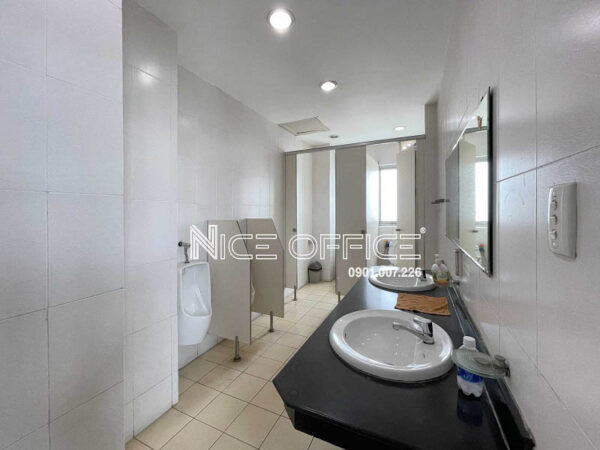 nhà vệ sinh tại mỗi tầng tòa nhà Lạc Việt Building