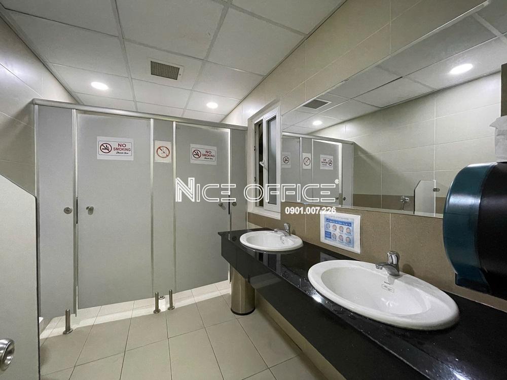 nha-ve-sinh-tai-moi-tang-zeta-building-nguyen-van-troi