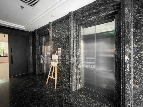 Khu vực thang máy tại tòa nhà Amanaki Thảo Điền