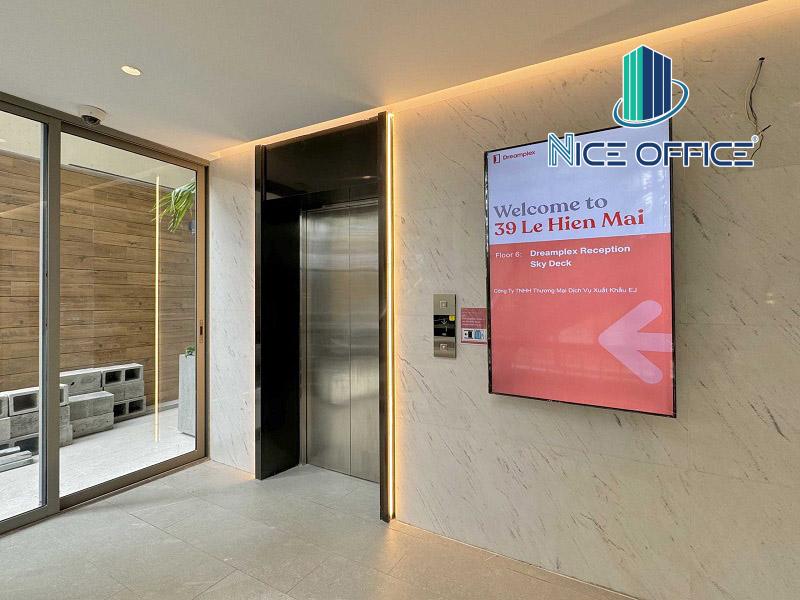 Thang máy di chuyển giữa các tầng tại Dreamplex Lê Hiến Mai