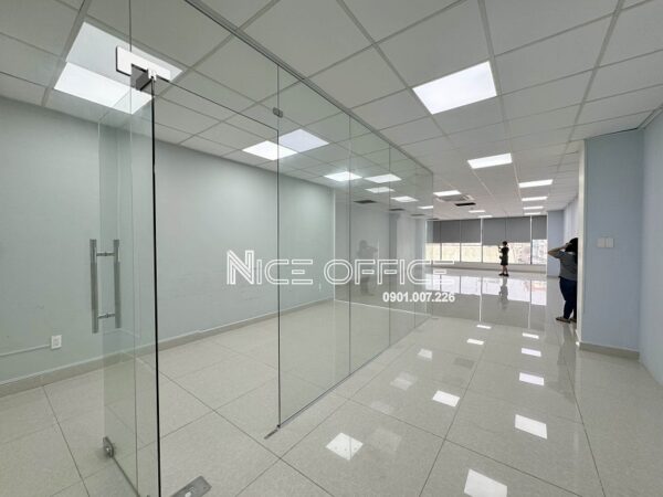 Khách hàng đi xem văn phòng trống tại tòa nhà PTY Building