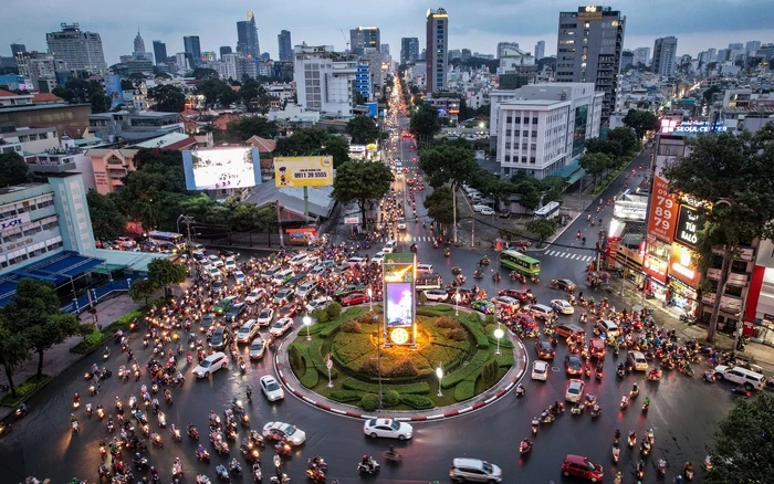 Vòng xoay công trường dân chủ nhộn nhịp vào giờ tan tầm