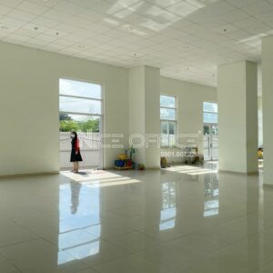 Khách hàng đi khảo sát mặt bằng trống tại Topaz City
