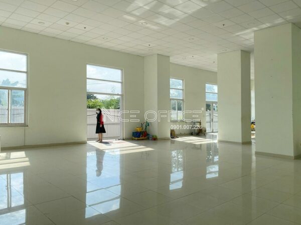 Khách hàng đi khảo sát mặt bằng trống tại Topaz City