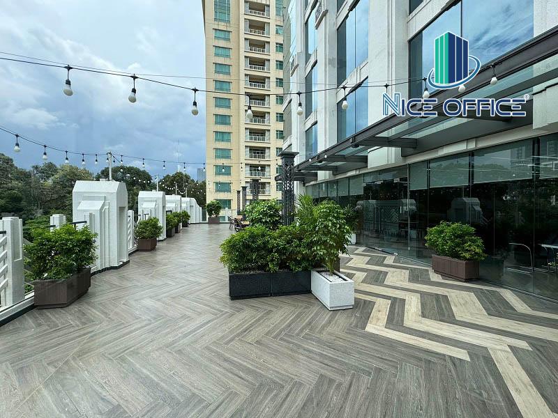 Khu vực thư giãn ngoài trời khi đặt văn phòng tai Pearl 5 Center