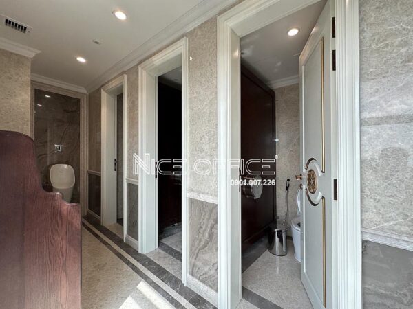 Nhà vệ sinh nam tại mỗi tầng