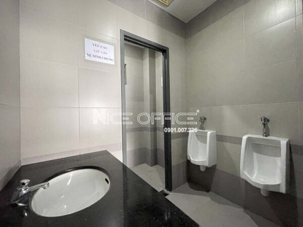 Nhà vệ sinh tại mỗi tầng De Vivre Building