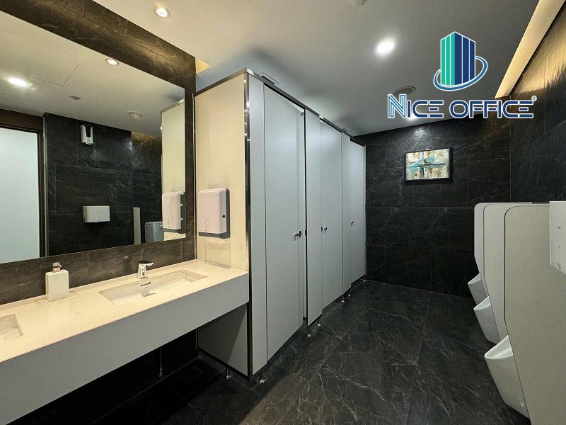 Nhà vệ sinh riêng tại văn phòng trọn gói Pearl 5 Center
