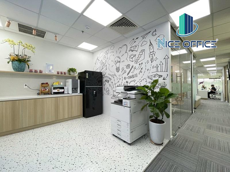 Khu vực pantry tại văn phòng trọn gói The Quarters Việt Nam