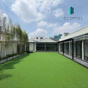 Khu vực sân thượng có thể tổ chức tiệc ngoài trời tại Tini Co Working