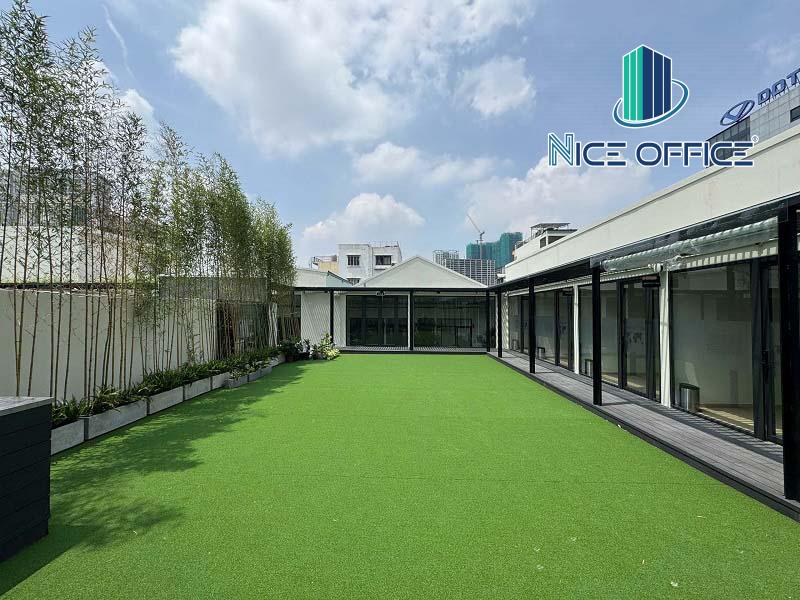 Khu vực sân thượng có thể tổ chức tiệc ngoài trời tại Tini Co Working