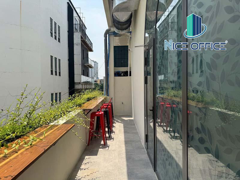 Khu vực thư giãn ngoài trời tại Tini Co Working Space