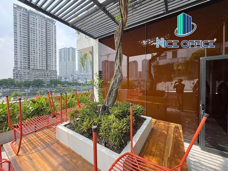 Khu vực thư giãn tại sân thượng Tini Coworking Space