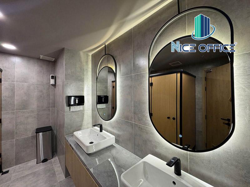 Nhà vệ sinh tại mỗi tầng Tini Co Working Space
