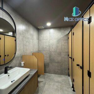 Nhà vệ sinh tại mỗi tầng Tini Co Working Space
