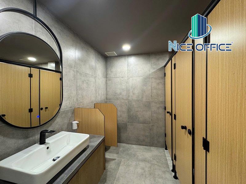 Nhà vệ sinh tại mỗi tầng Tini Co Working Space