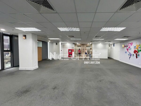 Khách hàng đi xem mặt bằng trống tại tòa nhà JEA Building