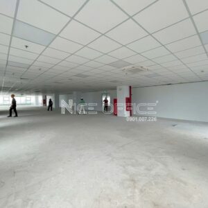 Khách hàng đi khảo sát mặt bằng trống tại tòa nhà Tech Valley Building