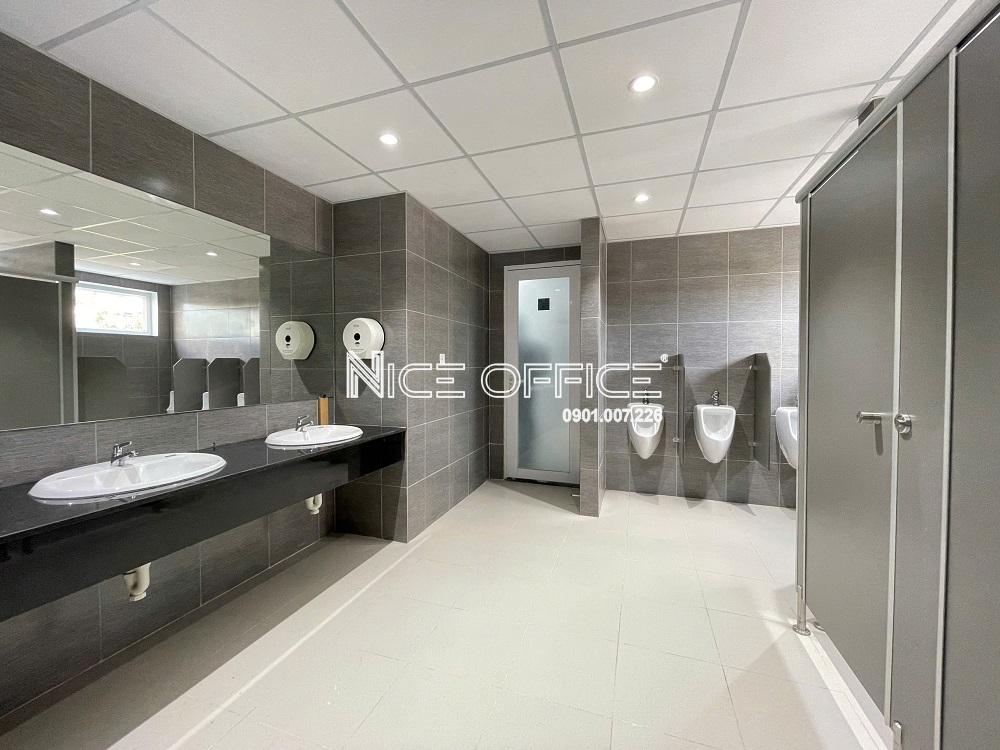 nha-ve-sinh-tai-moi-tang-tech-valley-building