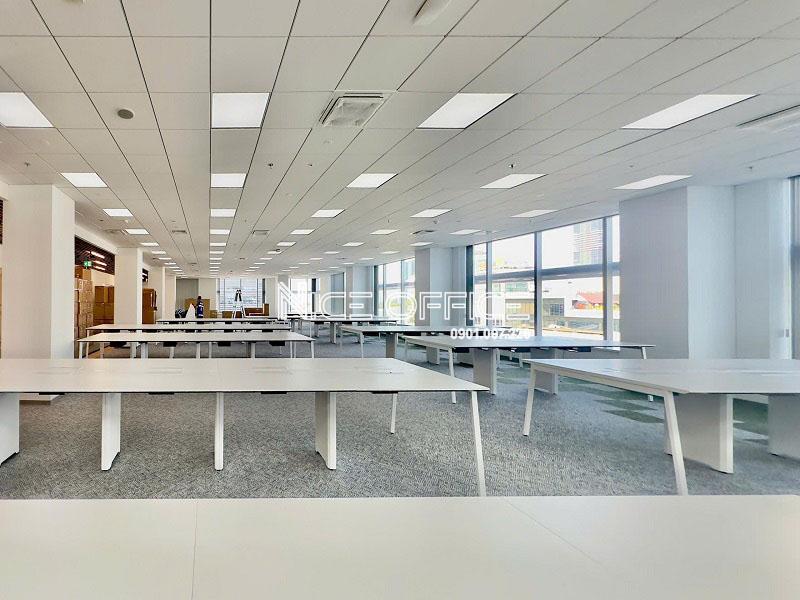 van-phong-cua-khach-dang-thi-cong-tai-toa-nha-daikin-tower