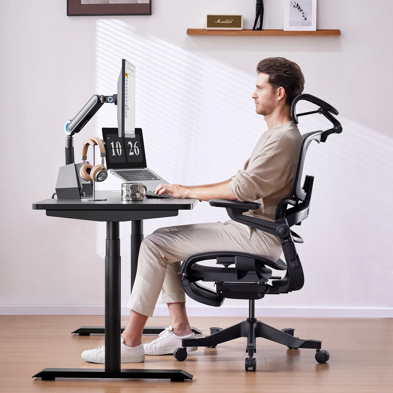 Ghế ngồi làm việc cho nhân sự làm từ xa/ freelance làm tại nhà cần có kích thước hợp lý, gọn nhẹ nhưng vẫn chuẩn công thái học