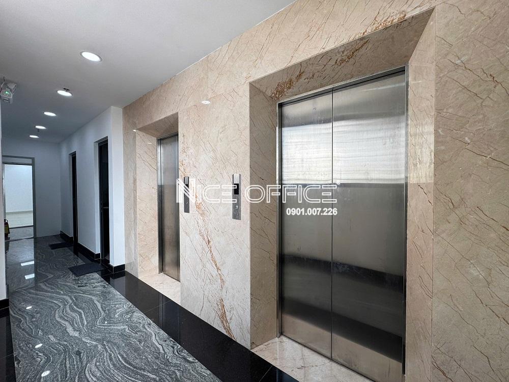 hai-thang-may-tai-toa-nha-sabay-airport-building