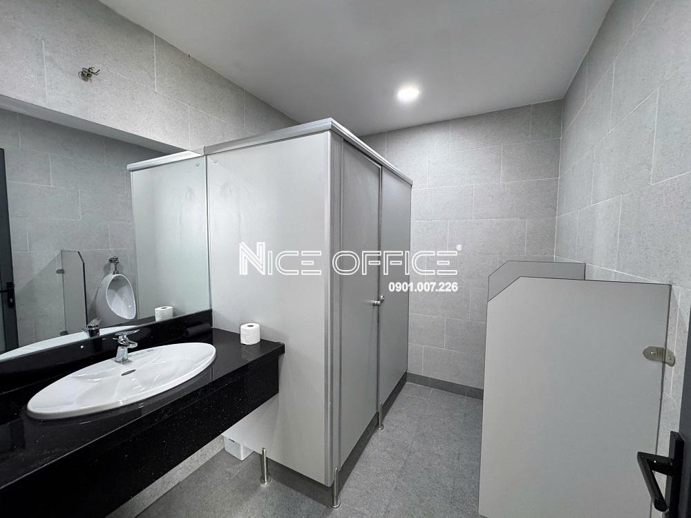 nha-ve-sinh-nam-tai-sabay-airport-building