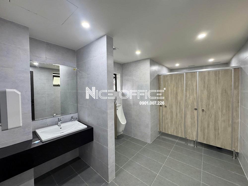 nha-ve-sinh-nam-tai-moi-tang-datc-building