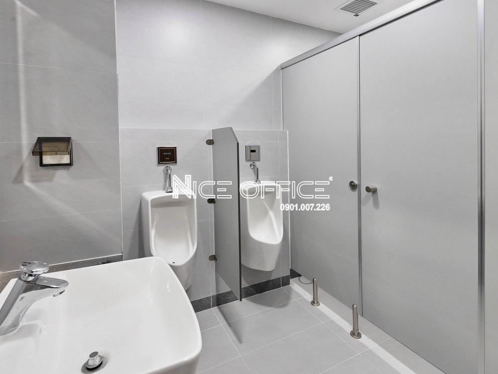 nha-ve-sinh-tai-moi-tang-a&t-building