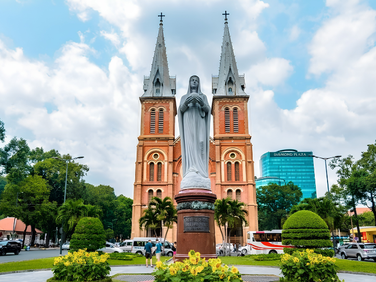 Nhà thờ Đức Bà toà lạc ngay trung tâm thành phố Hồ Chí Minh