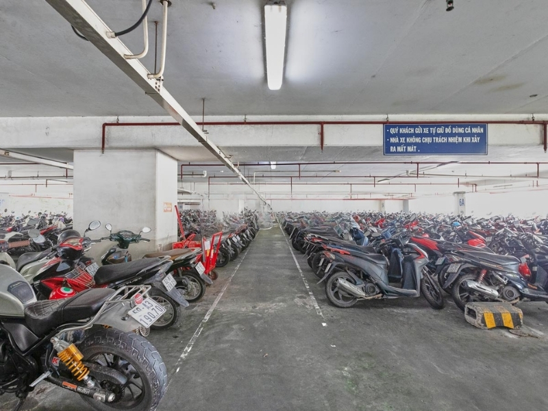 Hầm gửi xe máy tại Etown 6